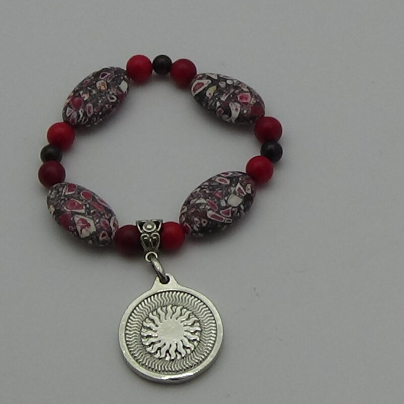 PULSERA DE CUARZO ROJO CON DIJE DEL ENEGRAMA SOLAR DE PLATA