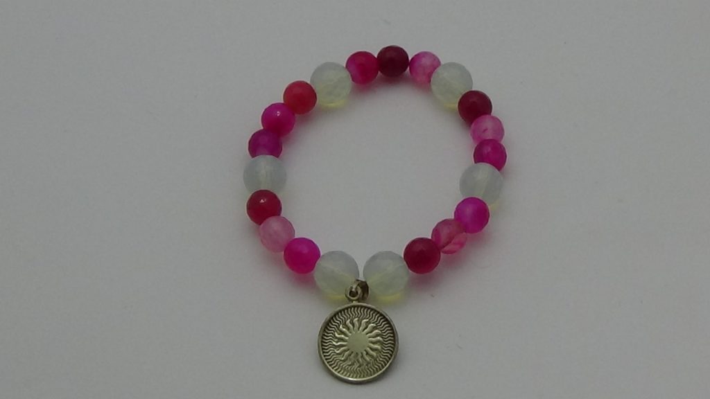 PULSERA DE CUARZO ÁGATA ROSA Y CUARZO PIEDRA LUNA CON DIJE DEL ENEGRAMA SOLAR DE PLATA