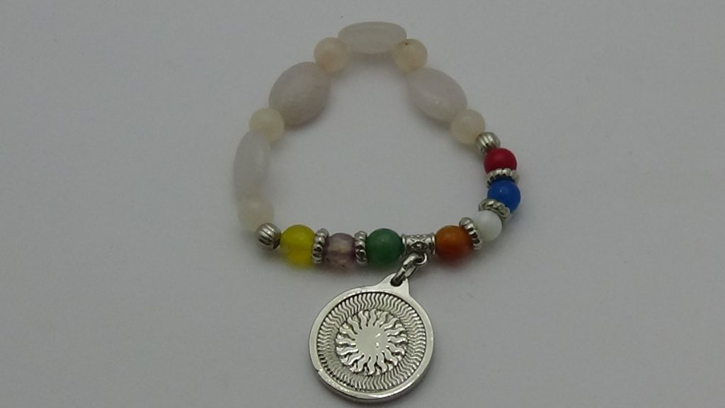 PULSERA DE CUARZO ROSA Y LOS 7 CHAKRAS CON DIJE DEL ENEGRAMA SOLAR DE PLATA