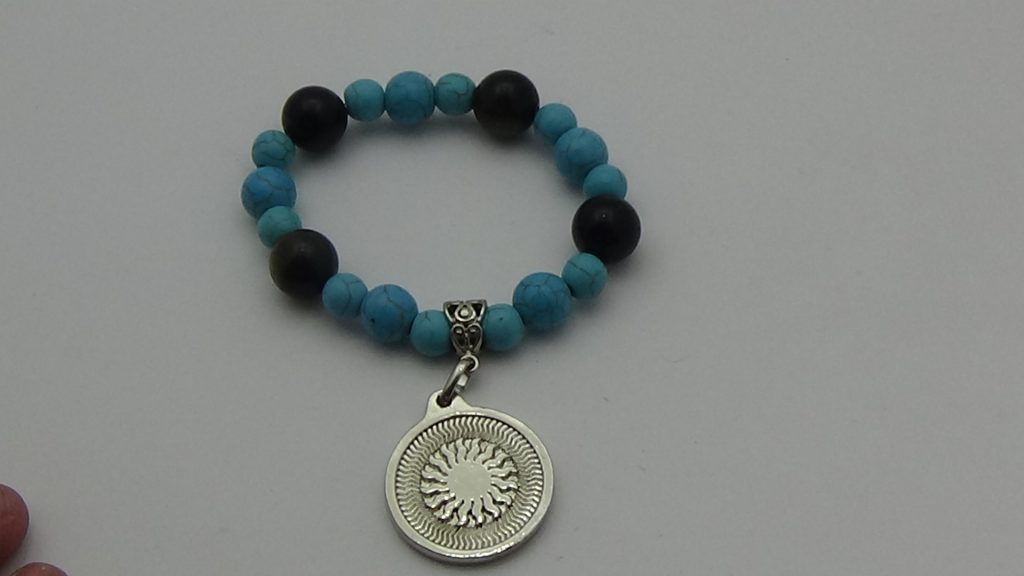 PULSERA DE CUARZO TURQUESA Y CUARZO OBSIDIANA CON DIJE DEL ENEGRAMA SOLAR DE PLATA