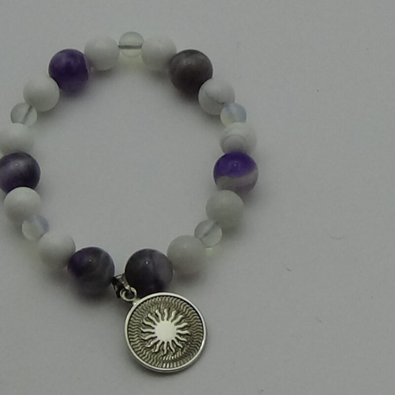 PULSERA DE CUARZO AMATISTA, CUARZO PIEDRA LUNA Y CUARZO HOWLITA BLANCA CON DIJE DEL ENEGRAMA SOLAR DE PLATA