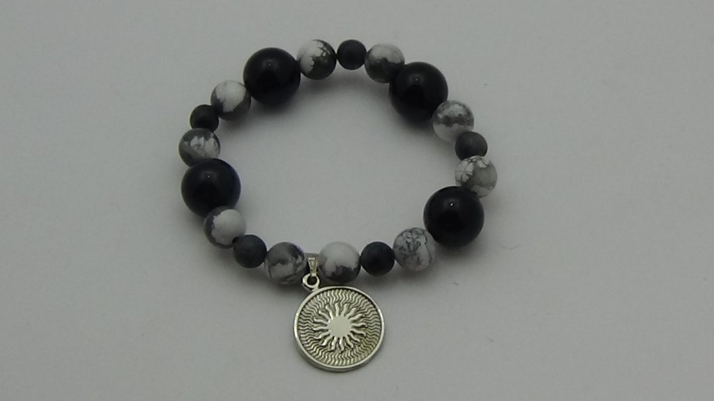 PULSERA DE CUARZO OBSIDIANA Y CUARZO HOWLITA BLANCA CON DIJE DEL ENEGRAMA SOLAR DE PLATA