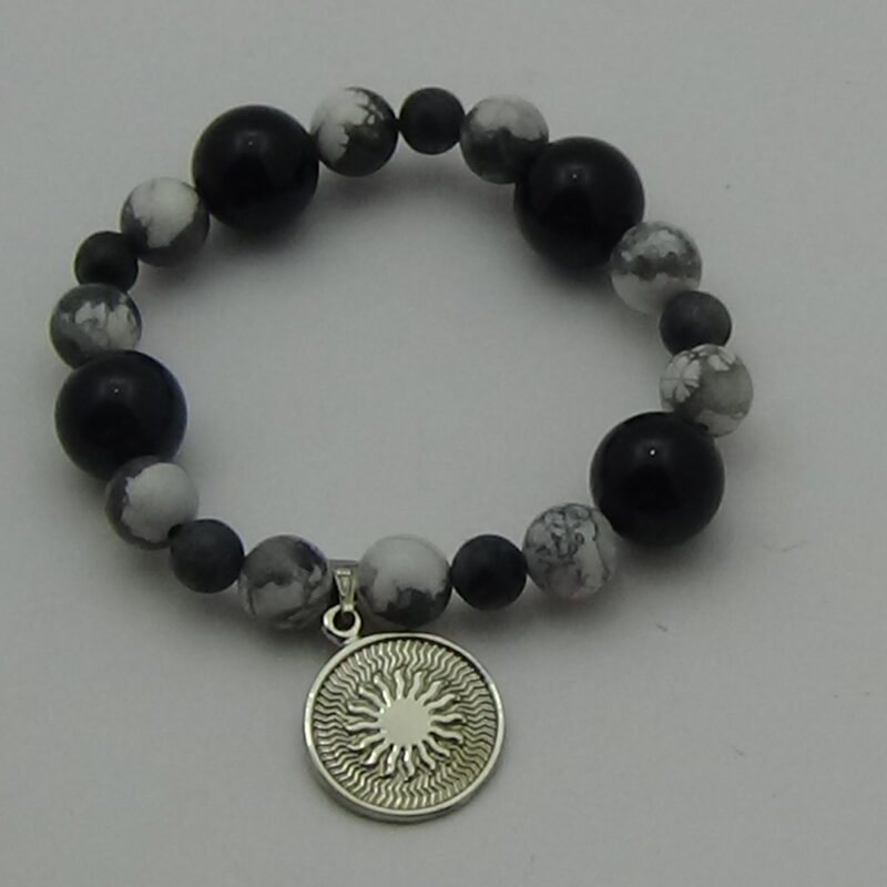 PULSERA DE CUARZO OBSIDIANA Y CUARZO HOWLITA BLANCA CON DIJE DEL ENEGRAMA SOLAR DE PLATA