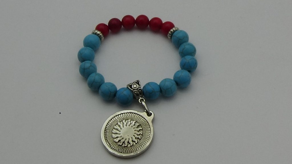 PULSERA DE CUARZO TURQUESA Y PIDRA CORAL CON DIJE DEL ENEGRAMA SOLAR DE PLATA