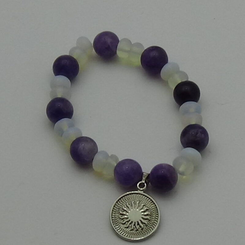 PULSERA DE CUARZO AMATISTA Y CUARZO PIEDRA LUNA CON DIJE DEL ENEGRAMA SOLAR DE PLATA