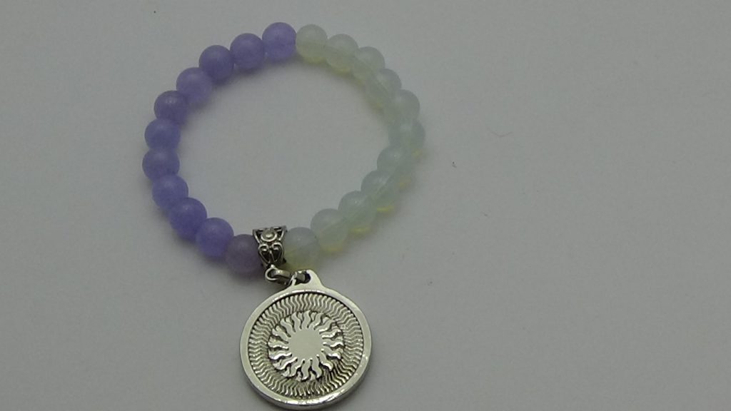 PULSERA DE CUARZO PIEDRA LUNA Y CUARZO MORADO CON DIJE DEL ENEGRAMA SOLAR DE PLATA