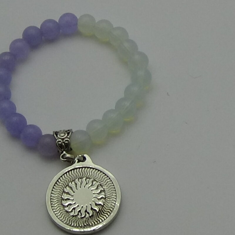 PULSERA DE CUARZO PIEDRA LUNA Y CUARZO MORADO CON DIJE DEL ENEGRAMA SOLAR DE PLATA