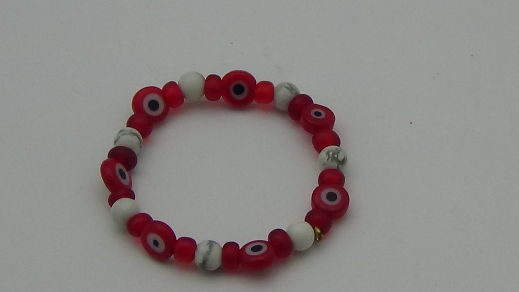 PULSERA PARA BEBÉ ROJA CON OJOS PROTECTORES