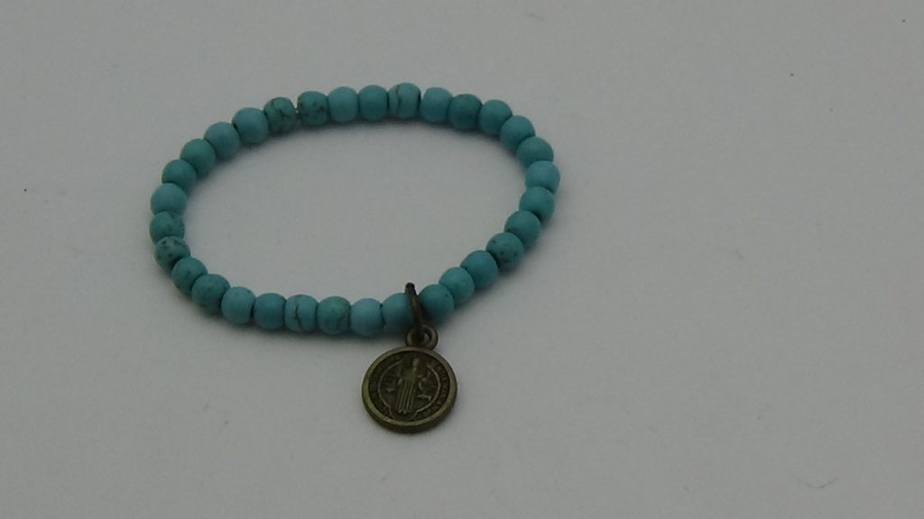 PULSERA PARA BEBÉ DE CUARZO TURQUESA CON DIJE DE SAN BENITO (PROTECCIÓN)