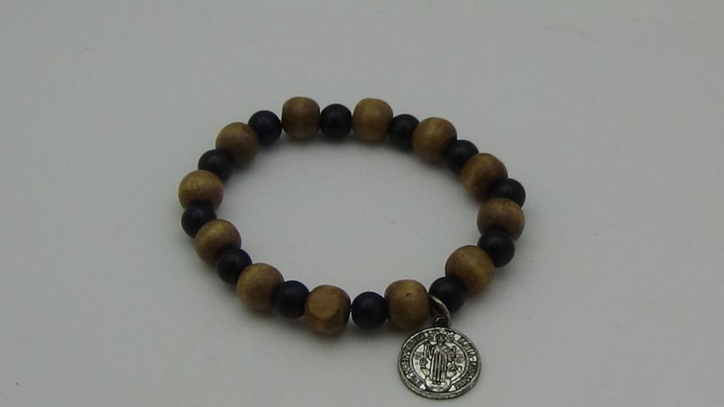 PULSERA DE MADERA CON DIJE DE SAN BENITO PARA CABALLERO
