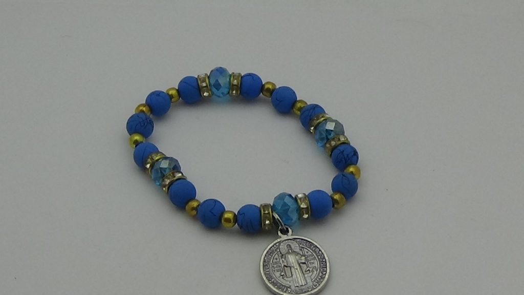 PULSERA DE CRISTAL AZUL CON DIJE DE SAN BENIO