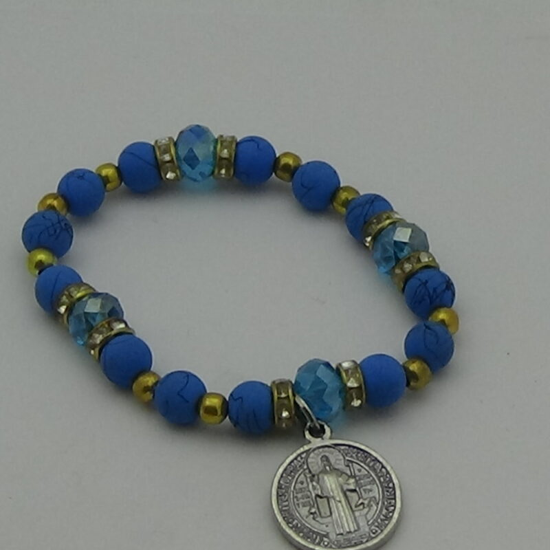 PULSERA DE CRISTAL AZUL CON DIJE DE SAN BENIO