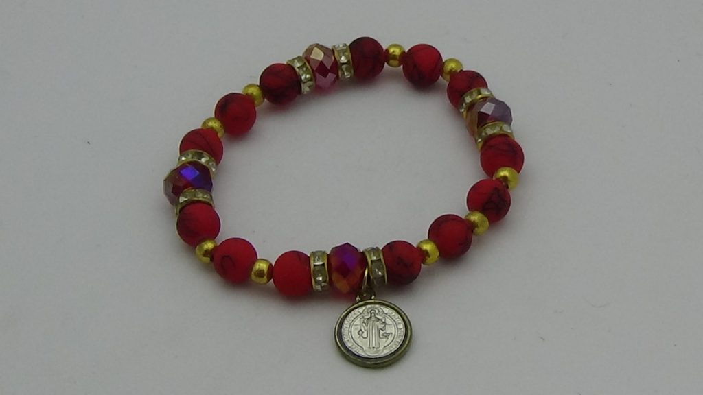 PULSERA DE CRISTAL ROJO CON DIJE DE SAN BENITO
