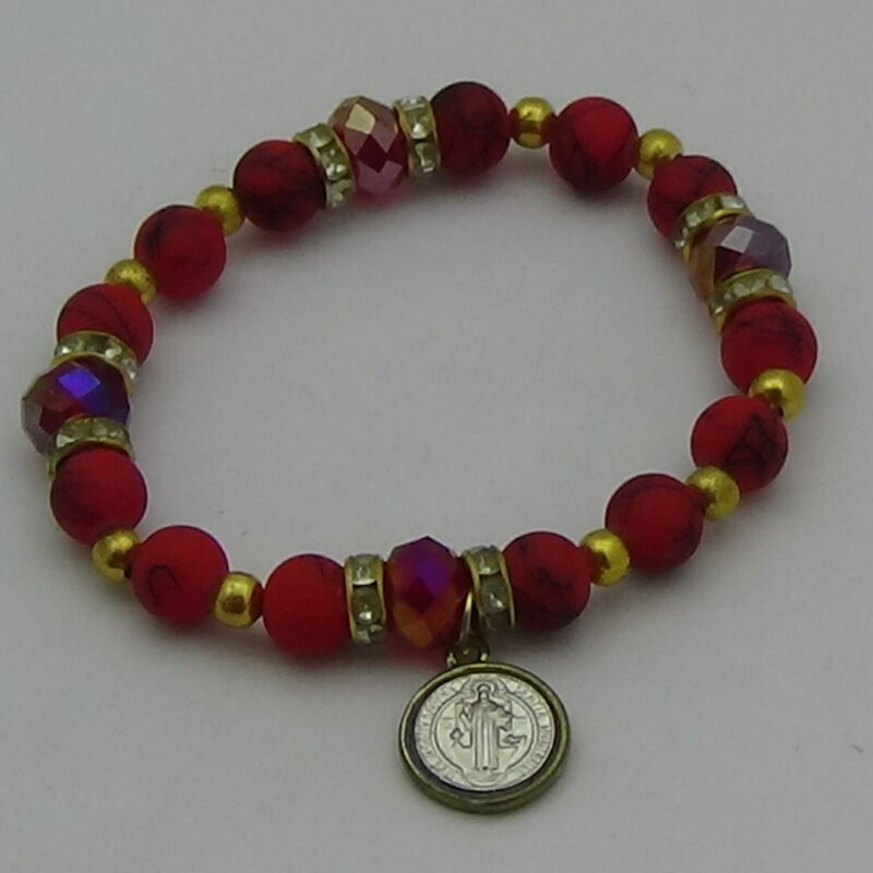 PULSERA DE CRISTAL ROJO CON DIJE DE SAN BENITO