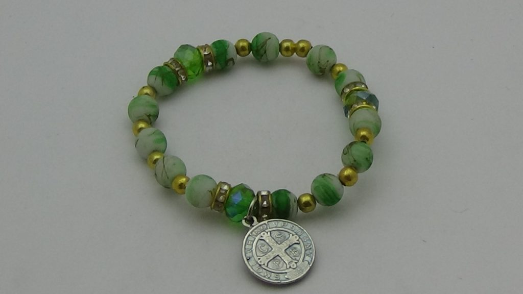 PULSERA DE CRISTAL VERDE CON DIJE DE SAN BENITO