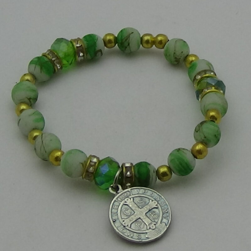 PULSERA DE CRISTAL VERDE CON DIJE DE SAN BENITO