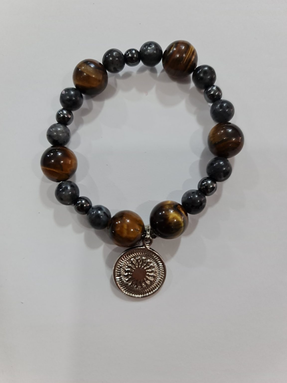 PULSERA DE CUARZO OJO DE TIGRE, CUARZO OBSIDIANA Y CUARZO ACERINA CON DIJE DEL ENEGRAMA SOLAR DE PLATA