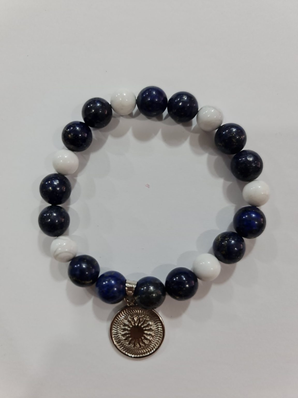PULSERA DE CUARZO OBSIDIANA Y CUARZO HOWLITA BLANCA CON DIJE DEL ENEGRAMA SOLAR DE PLATA
