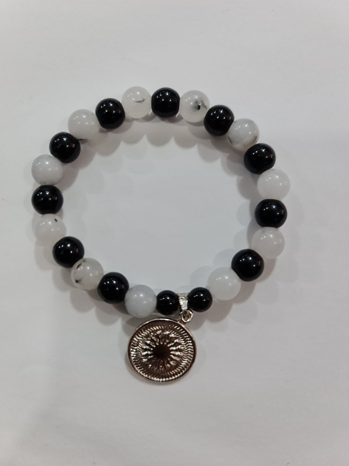 PULSERA DE CUARZO TURMALINA BLANCA Y CUARZO OBSIDIANA CON DIJE DEL ENEGRAMA SOLAR DE PLAT