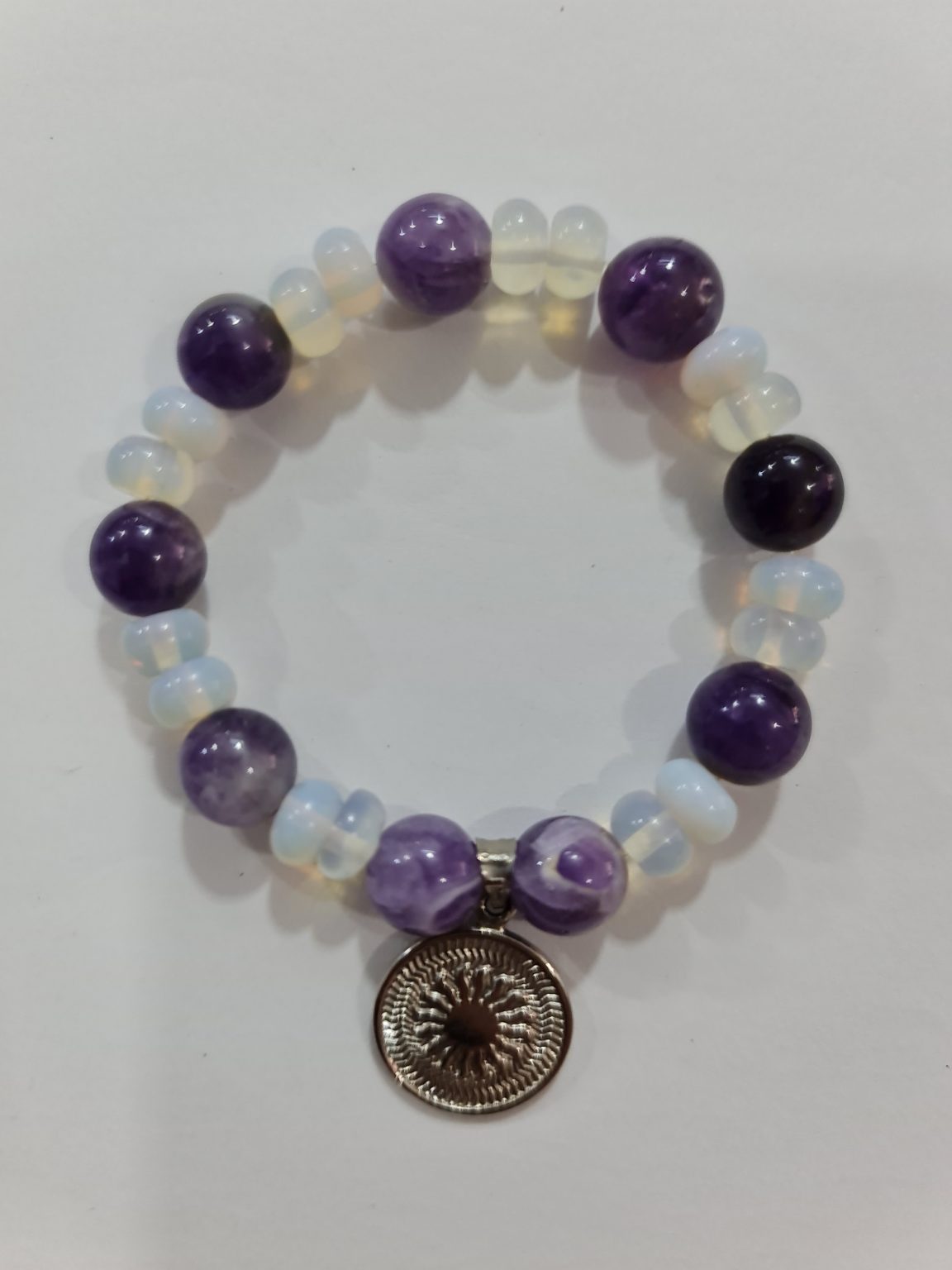 PULSERA DE CUARZO PIDRA LUNA Y CUARZO AMATISTA CON DIJE DEL ENEGRAMA SOLAR DE PLATA