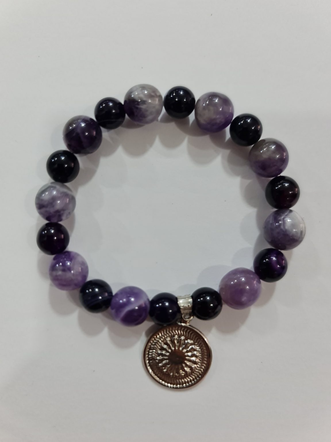 PULSERA DE CUARZO AMATISTA Y CUARZO OBSIDIANA ON DIJE DEL ENEGRAMA SOLAR DE PLAT