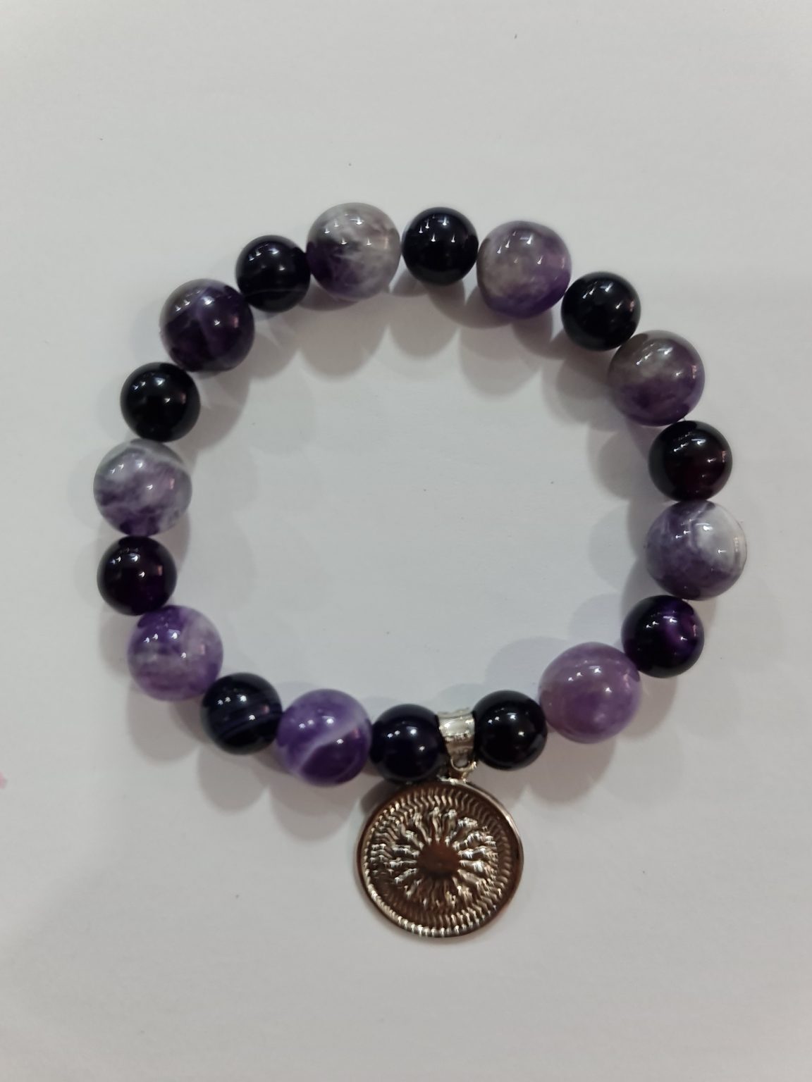 PULSERA DE CUARZO OBSIDIANA Y CUARZO AMATISTA CON DIJE DEL ENEGRAMA SOLAR DE PLATA