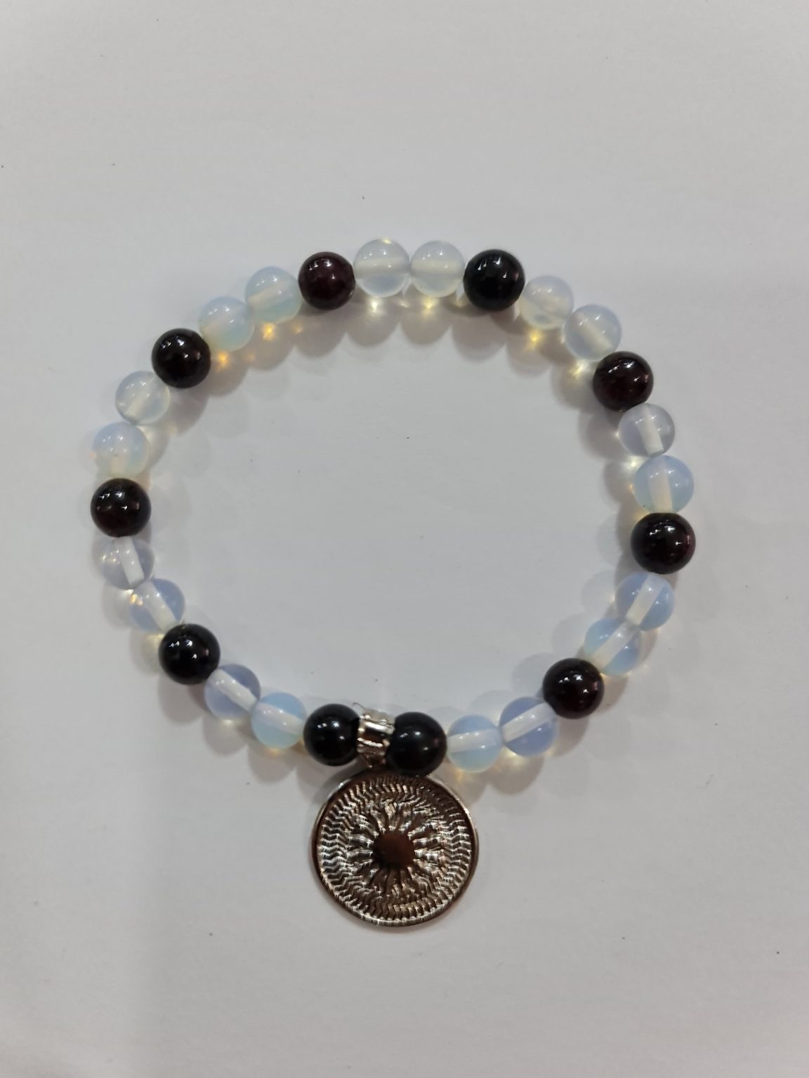 PULSERA DE CUARZO OBSIDIANA Y CUARZO PIEDRA LUNA CON DIJE DEL ENEGRAMA SOLAR DE PLATA