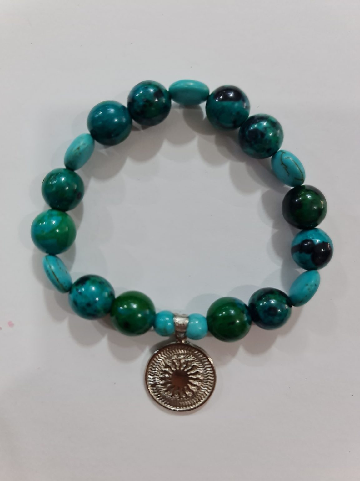 PULSERA DE CUARZO MALAQUITA Y CUARZO TURQUESA CON DIJE DEL ENEGRAMA SOLAR DE PLATA