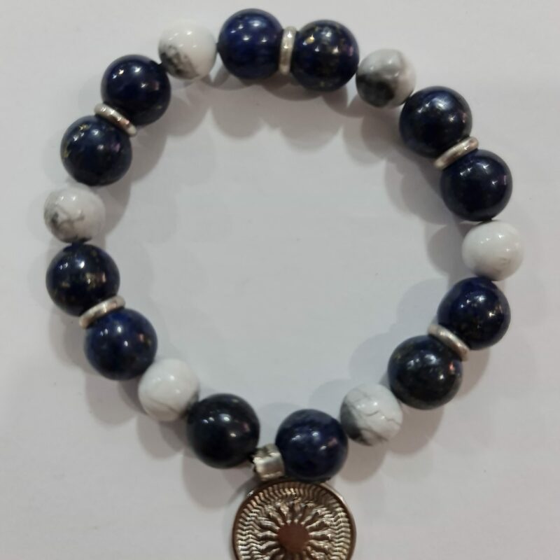 PULSERA DE CUARZO LAPISLÁZULI Y CUARZO HOWLITA BLANCA CON DIJE DEL ENEGRAMA SOLAR DE PLATA