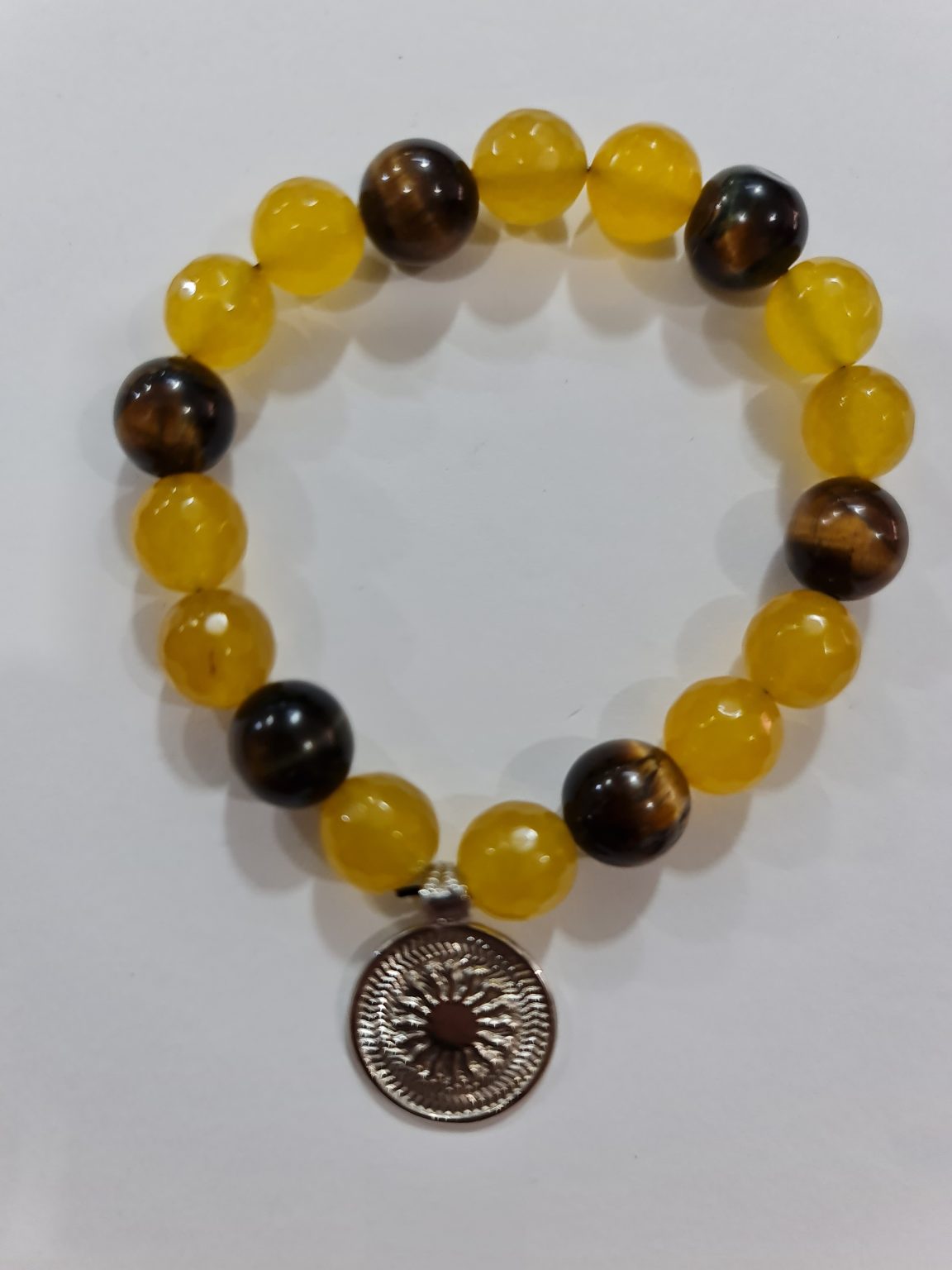 PULSERA DE CUARZO AMARILLO Y CUARZO OJO DE TIGRE CON DIJE DEL ENEGRAMA SOLAR DE PLATA