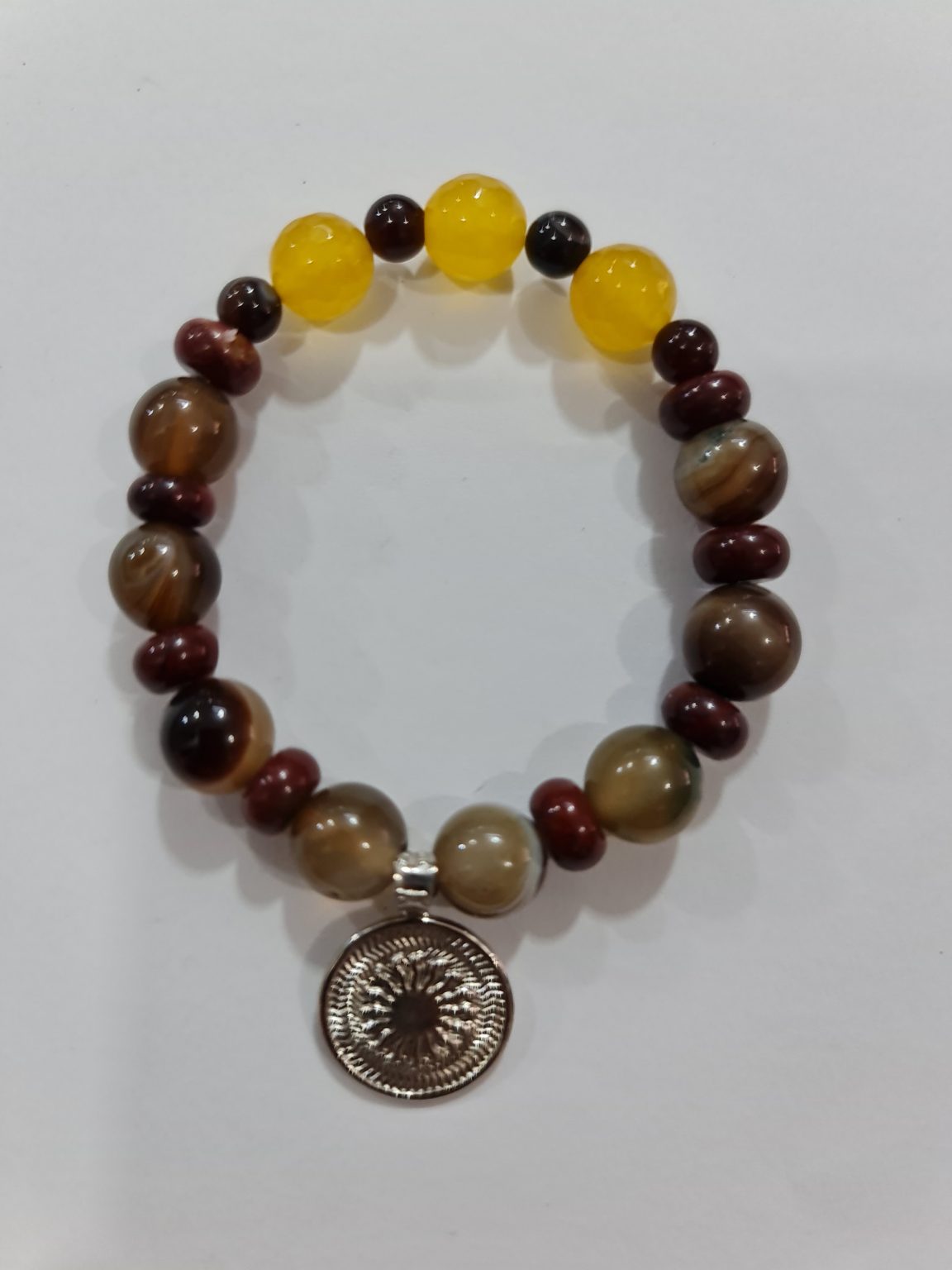 PULSERA DE CUARZO AMARILLO, CUARZO CORNALINA Y CUARZO OJO DE TIGRE CON DIJE DEL ENEGRAMA SOLAR DE PLATA