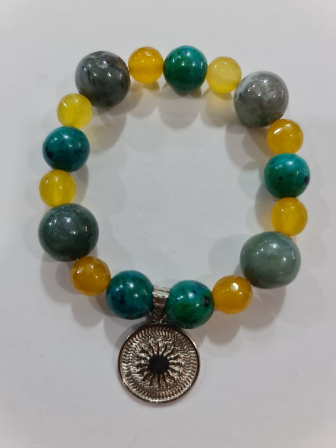 PULSERA DE CUARZO AMARILLO, CUARZO VERDE Y CUARZO MALAQUITA CON DIJE DEL ENEGRAMA SOLAR DE PLATA