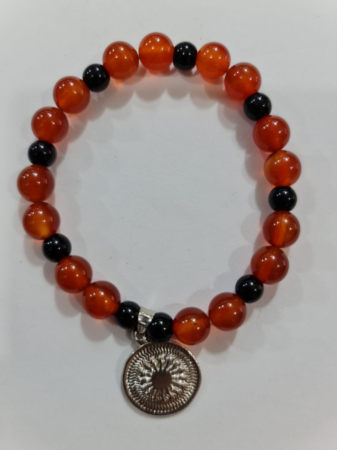 PULSERA DE CUARZO CORNALINA Y CUARZO OBSIDIANA CON DIJE DEL ENEGRAMA SOLAR DE PLATA