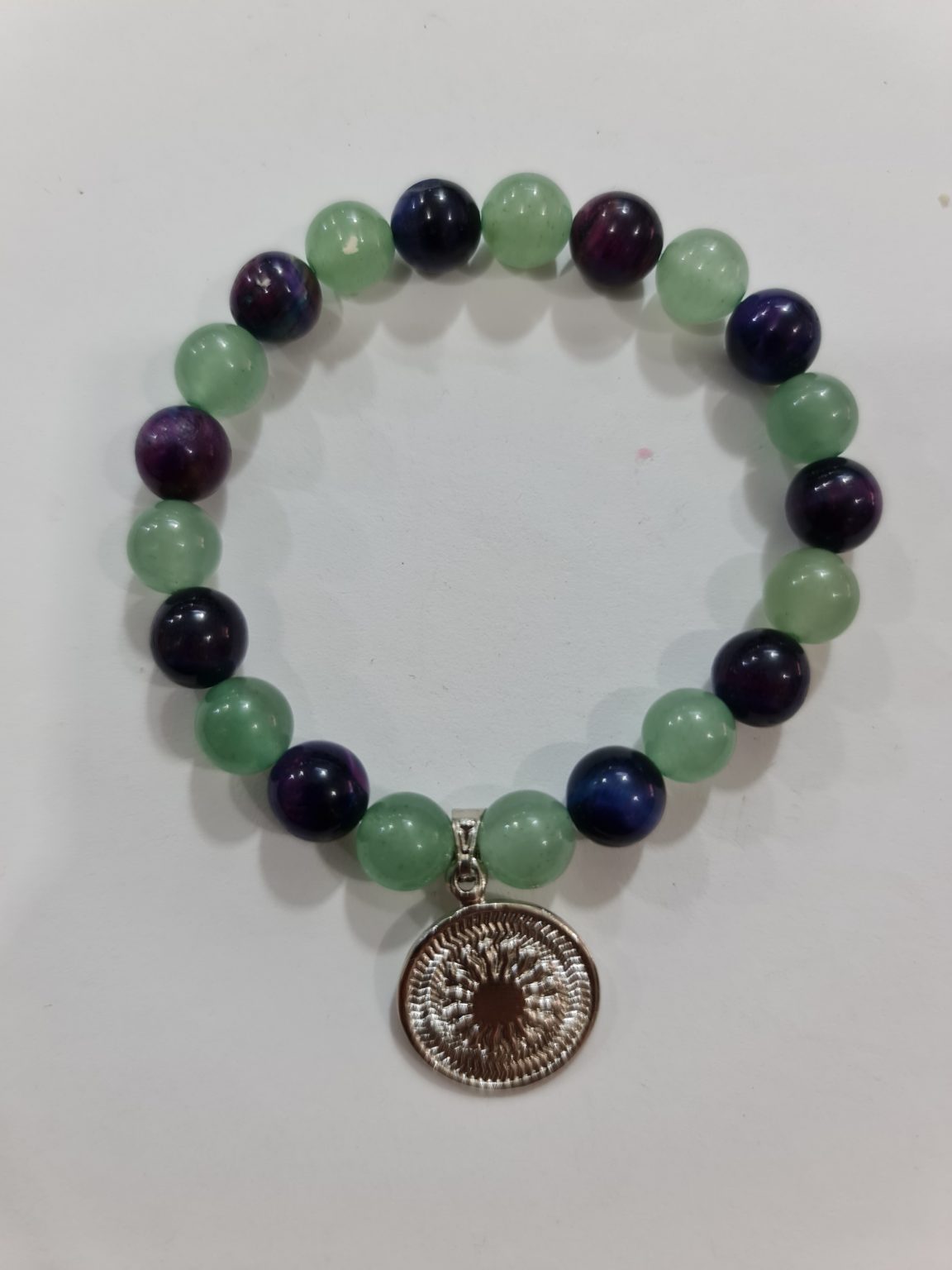 PULSERA DE CUARZO AMATISTA Y CUARZO VERDE CON DIJE DEL ENEGRAMA SOLAR DE PLATA