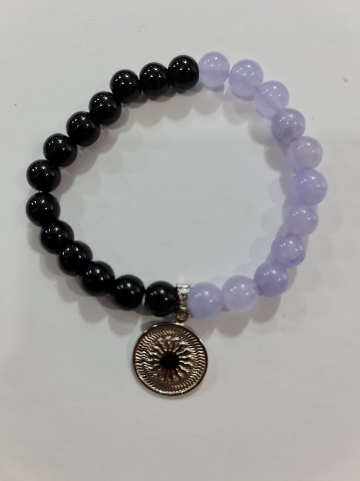 PULSERA DE CUARZO CANDY MORADO Y CUARZO OBSIDIANA CON DIJE DEL ENEGRAMA SOLAR DE PLATA