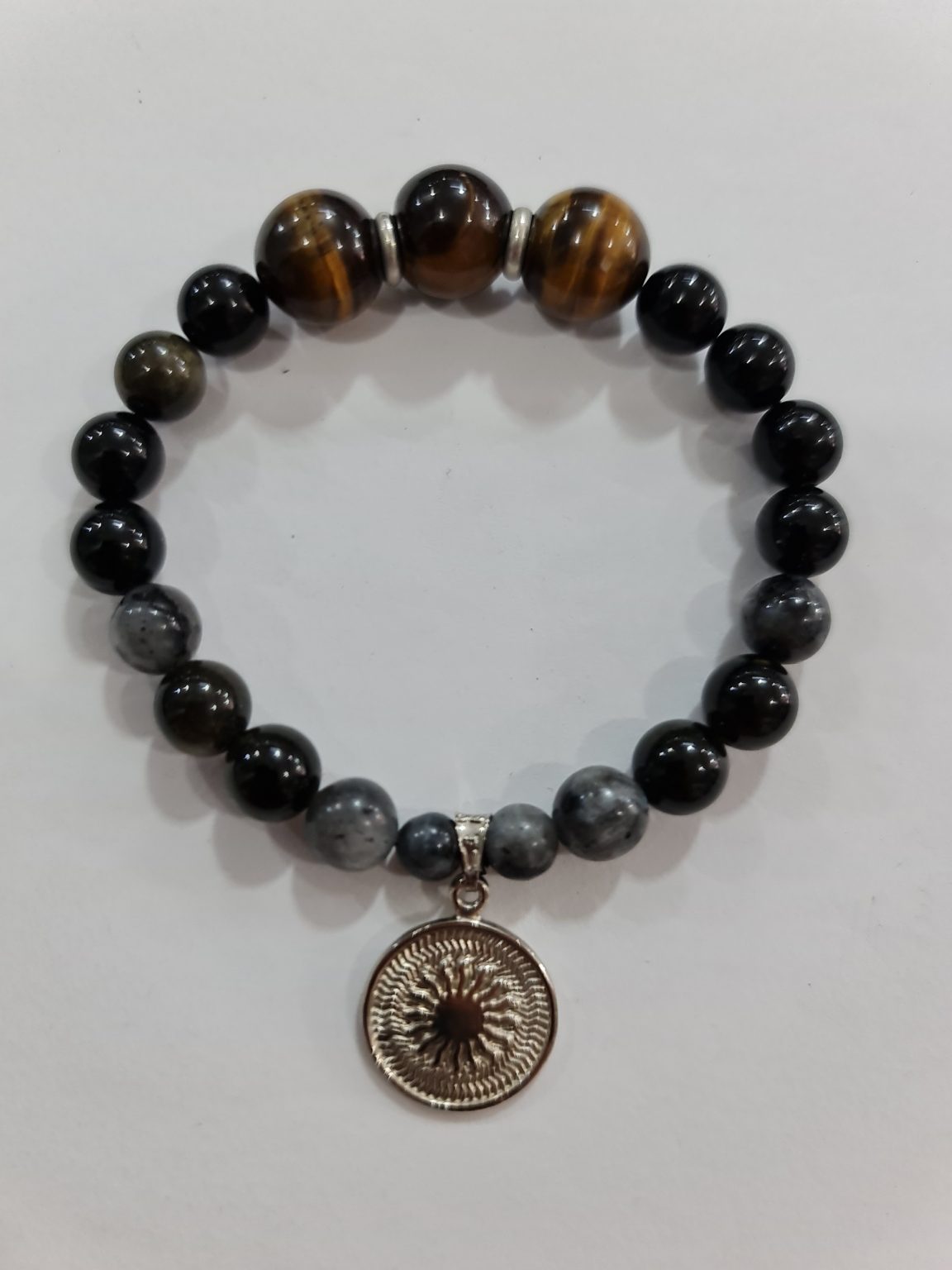 PULSERA DE CUARZO OJO DE TIGRE, CUARZO LABRADORITA Y CUARZO OBSIDIANA CON DIJE DEL ENEGRAMA SOLAR DE PLATA