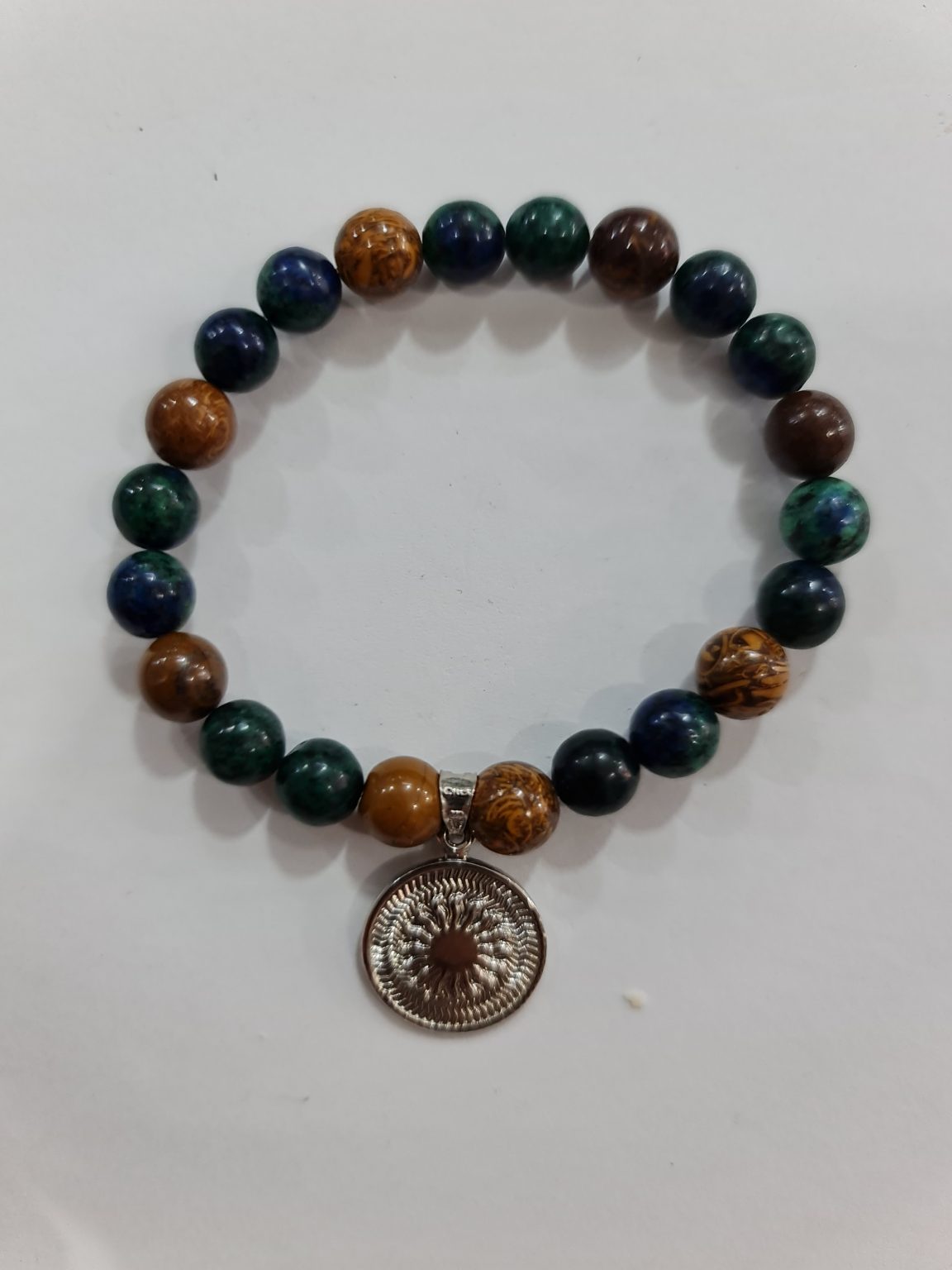 PULSERA DE CUARZO FOSFORITA Y CUARZO MADERA PETRIFICADA CON DIJE DEL ENEGRAMA SOLAR DE PLATA