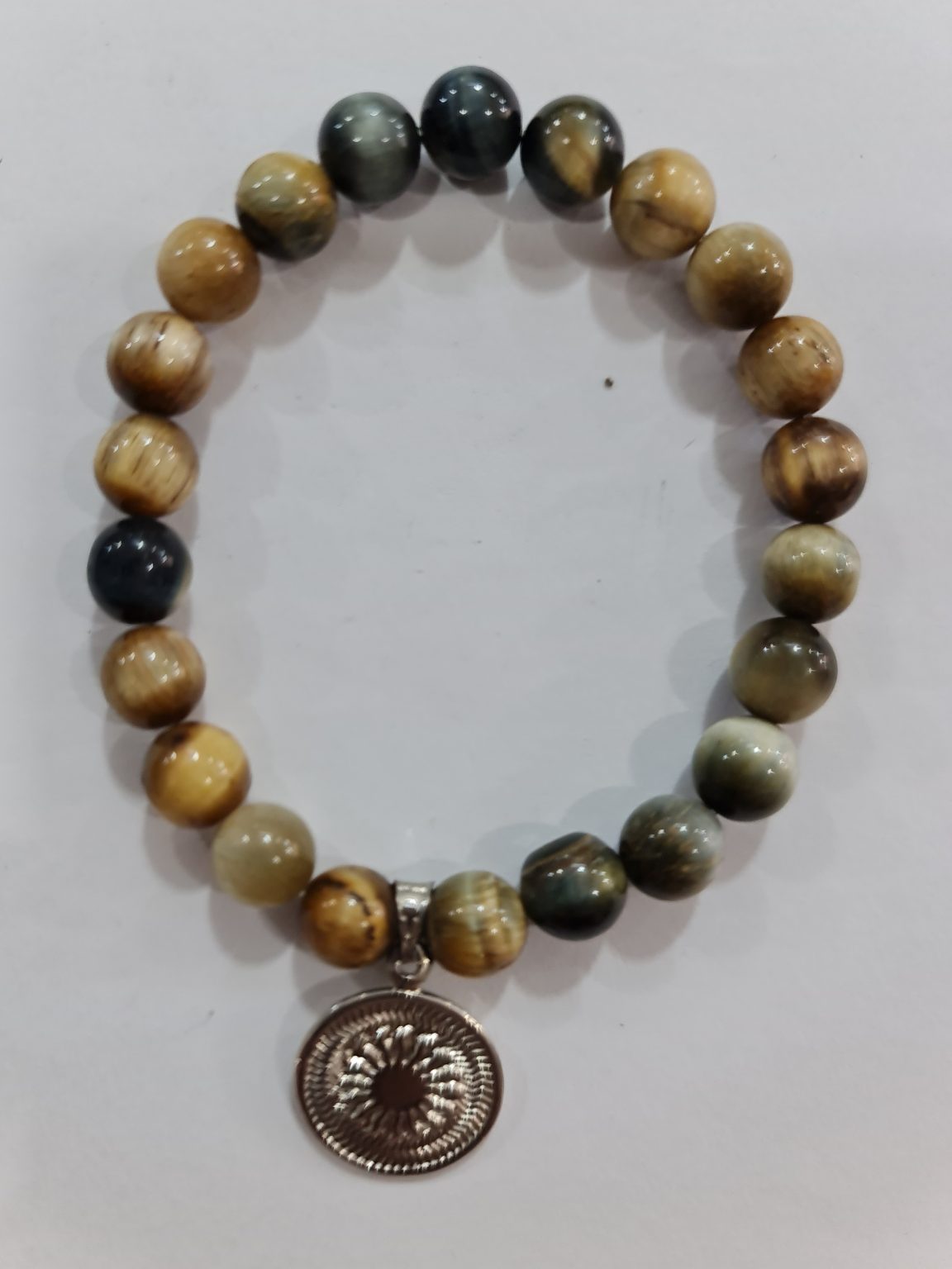 PULSERA DE CUARZO OJO DE TIGRE VERDE CON DIJE DEL ENEGRAMA SOLAR DE PLATA