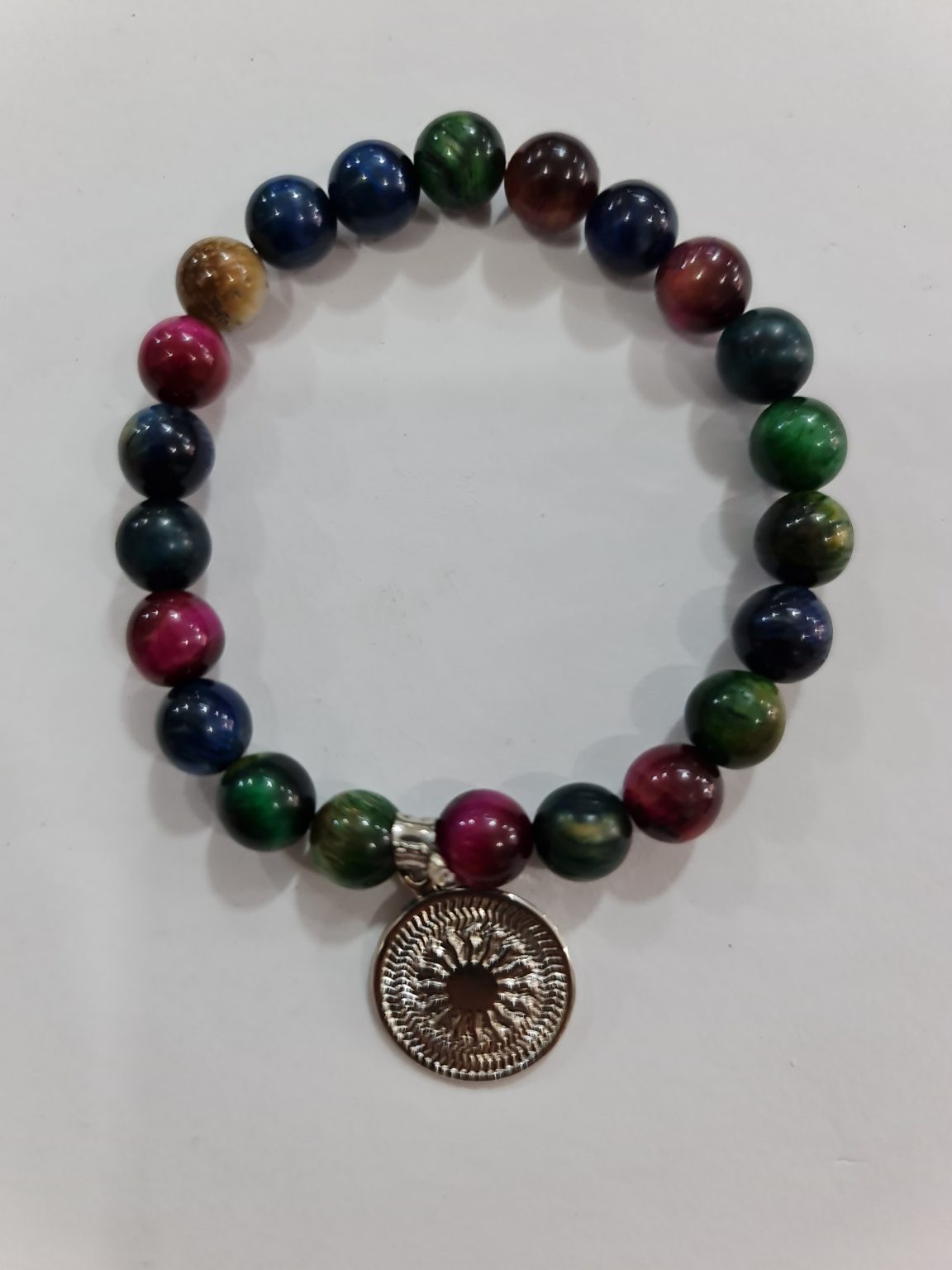 PULSERA DE CUARZO OJO DE TIGRE PINTADO DE COLORES CON DIJE DEL ENEGRAMA SOLAR DE PLATA