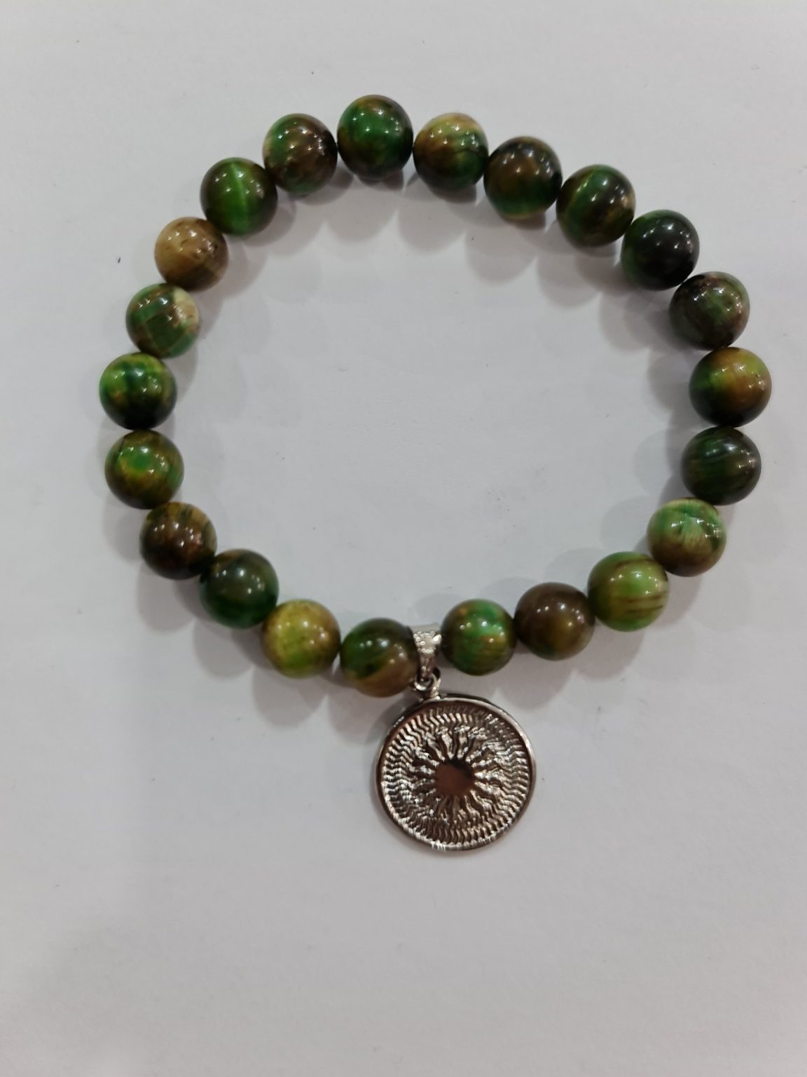 PULSERA DE CUARZO OJO DE TIGRE VERDE PINTADO CON DIJE DEL ENEGRAMA SOLAR DE PLATA