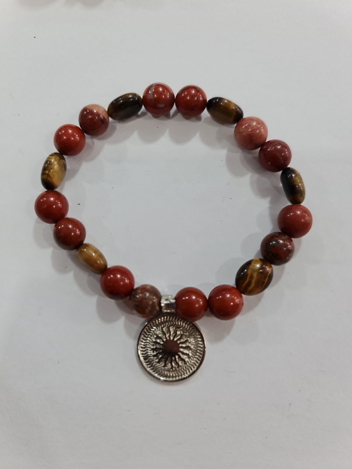 PULSERA DE CUARZO ÁGATA CORNALINA Y CUARZO OJO DE TIGRE CON DIJE DEL ENEGRAMA SOLAR DE PLATA