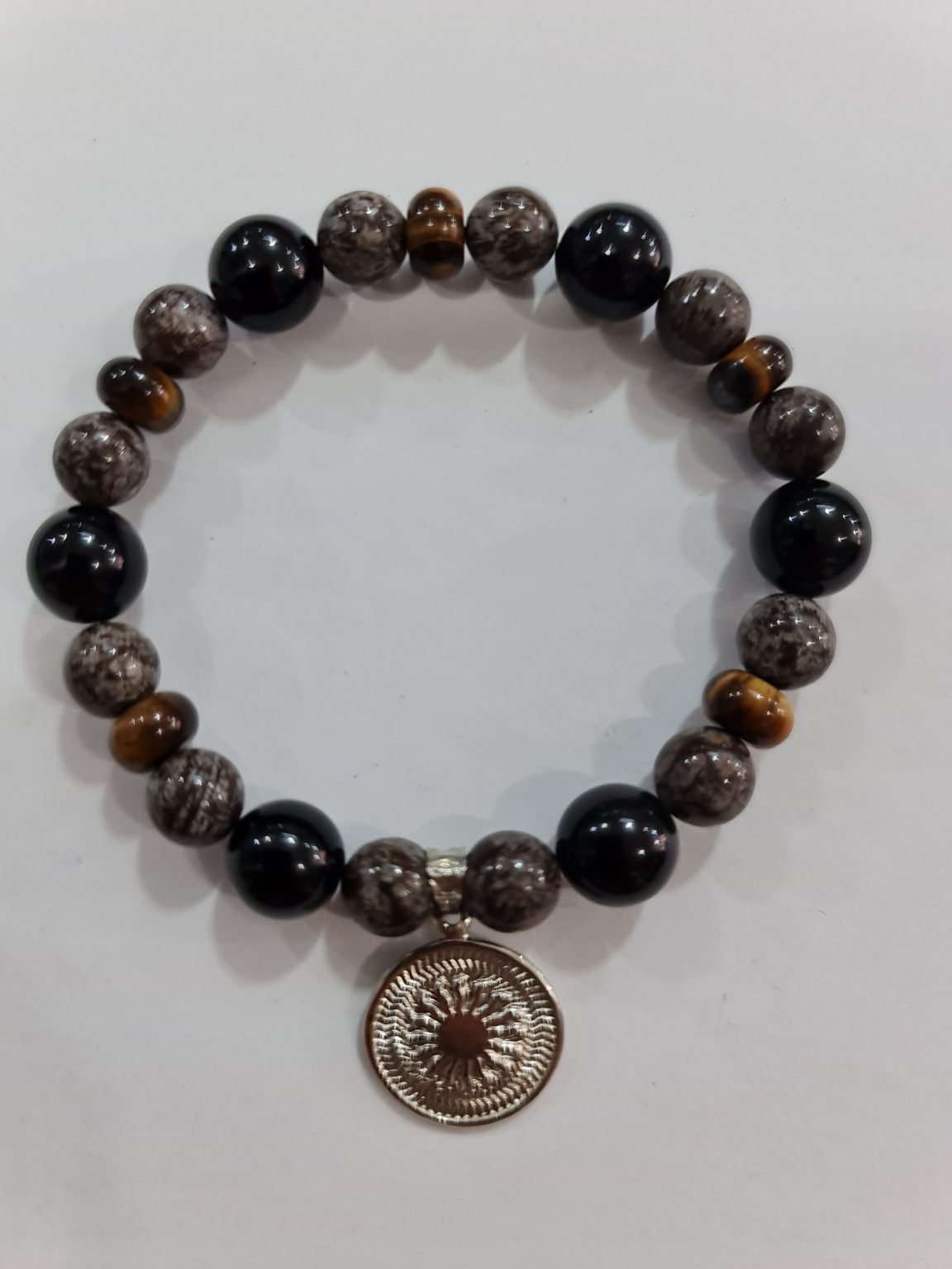 PULSERA DE CUARZO JASPE CAFÉ, CUARZO OBSIDIANA Y CUARZO OJO DE TIGRE CON DIJE DEL ENEGRAMA SOLAR DE PLATA