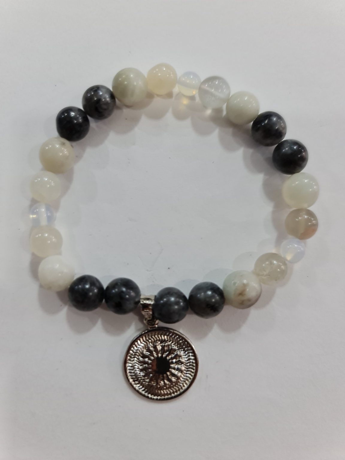 PULSERA DE CUARZO PIDRA LUNA, CUARZO OBSIDIANA ARCOÍRIS Y HOWLITA BLANCA CON DIJE DEL ENEGRAMA SOLAR DE PLATA
