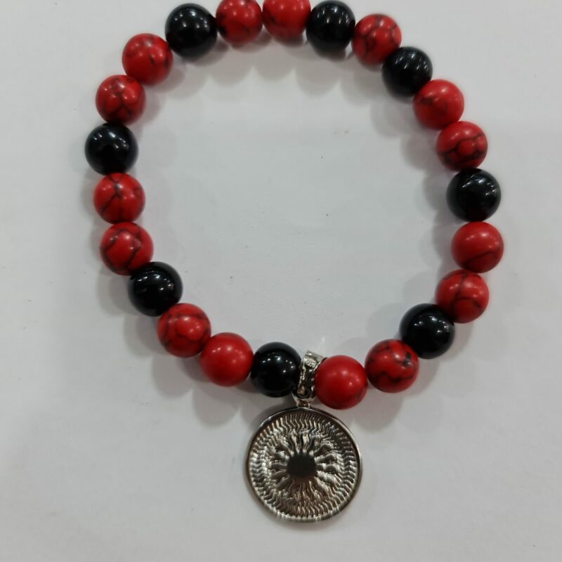 PULSERA DE CUARZO HOWLITA ROJA Y CUARZO OBSIDIANA CON DIJE DEL ENEGRAMA SOLAR DE PLATA