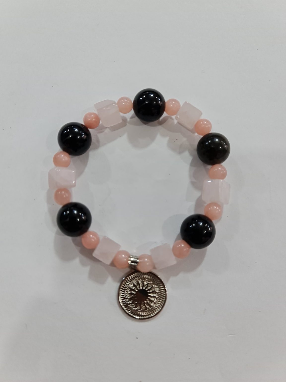 PULSERA DE CUARZO ROJO Y CUARZO OBSIDIANA CON DIJE DEL ENEGRAMA SOLAR DE PLATA