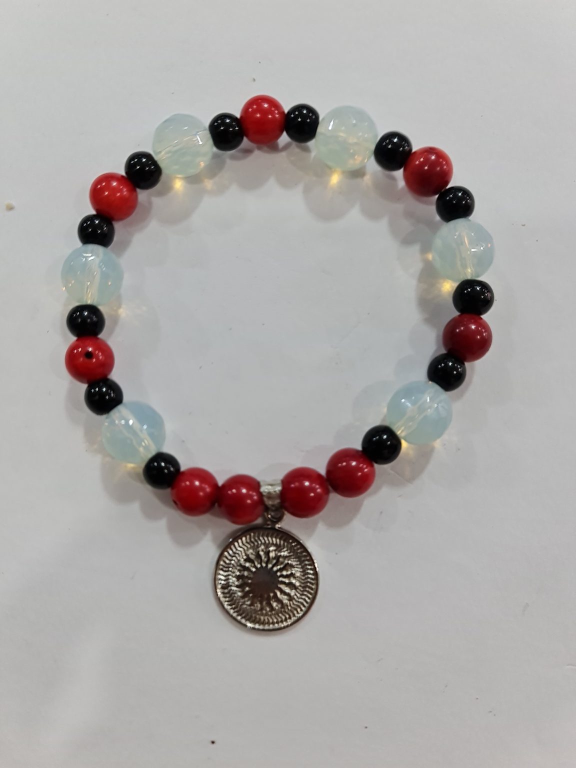 PULSERA DE CUARZO PIDRA LUNA, CUARZO OBASIDIANA Y CUARZO O PIEDRA CORAL CON DIJE DEL ENEGRAMA SOLAR DE PLATA