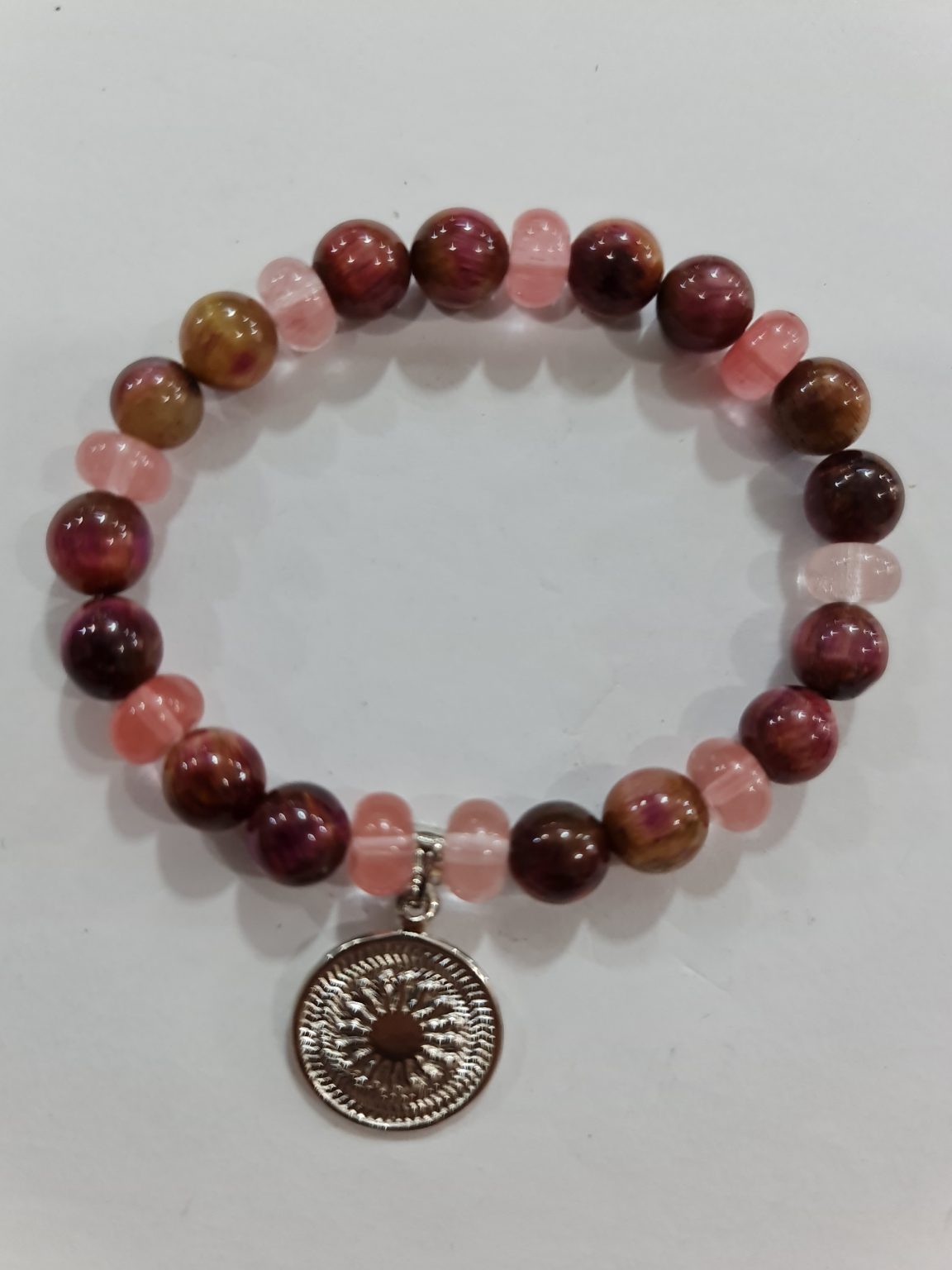 PULSERA DE CUARZO OJO DE GATO Y CUARZO CHERRY CON DIJE DEL ENEGRAMA SOLAR DE PLATA