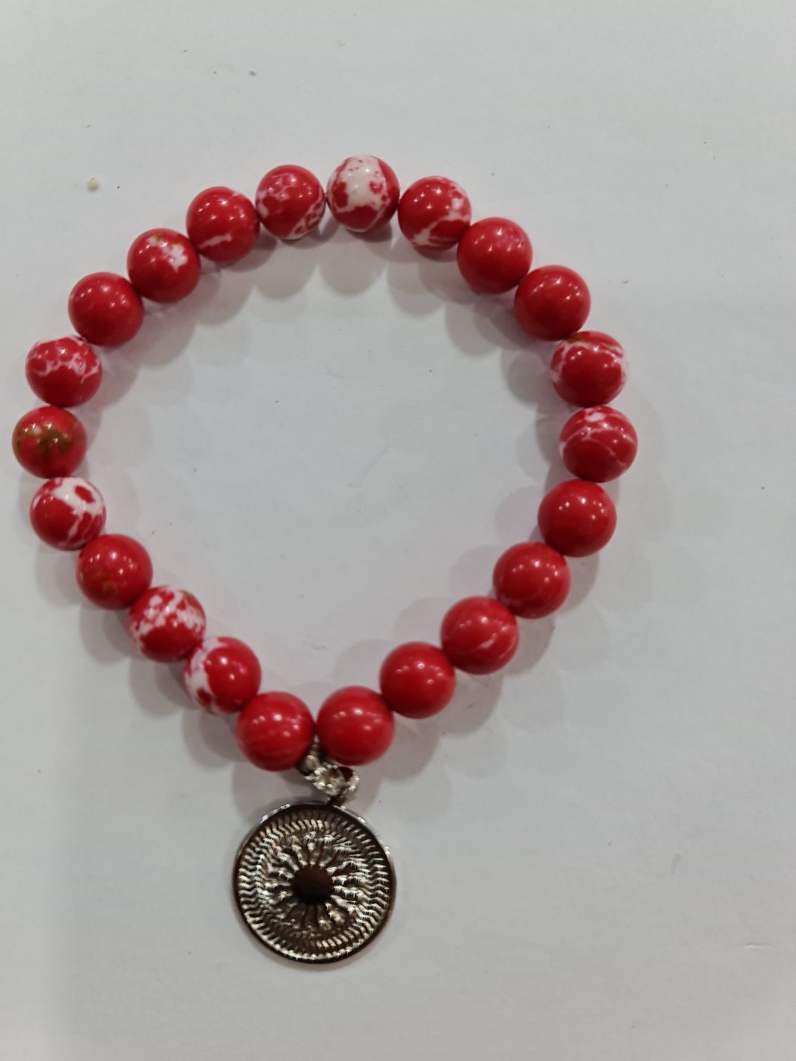 Pulsera de cuarzo de la india rojo con Enegrama solar de plata