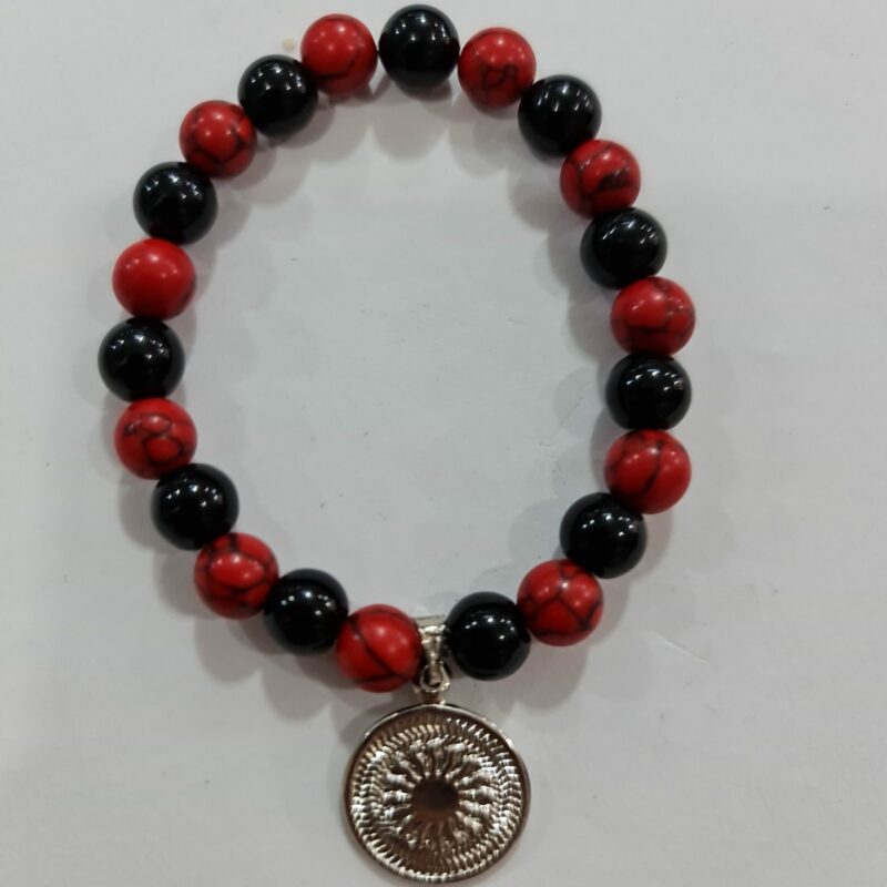 PULSERA DE CUARZO OBSIDIANA Y CUARZO HOWLITA ROJA CON DIJE DEL ENEGRAMA SOLAR DE PLATA