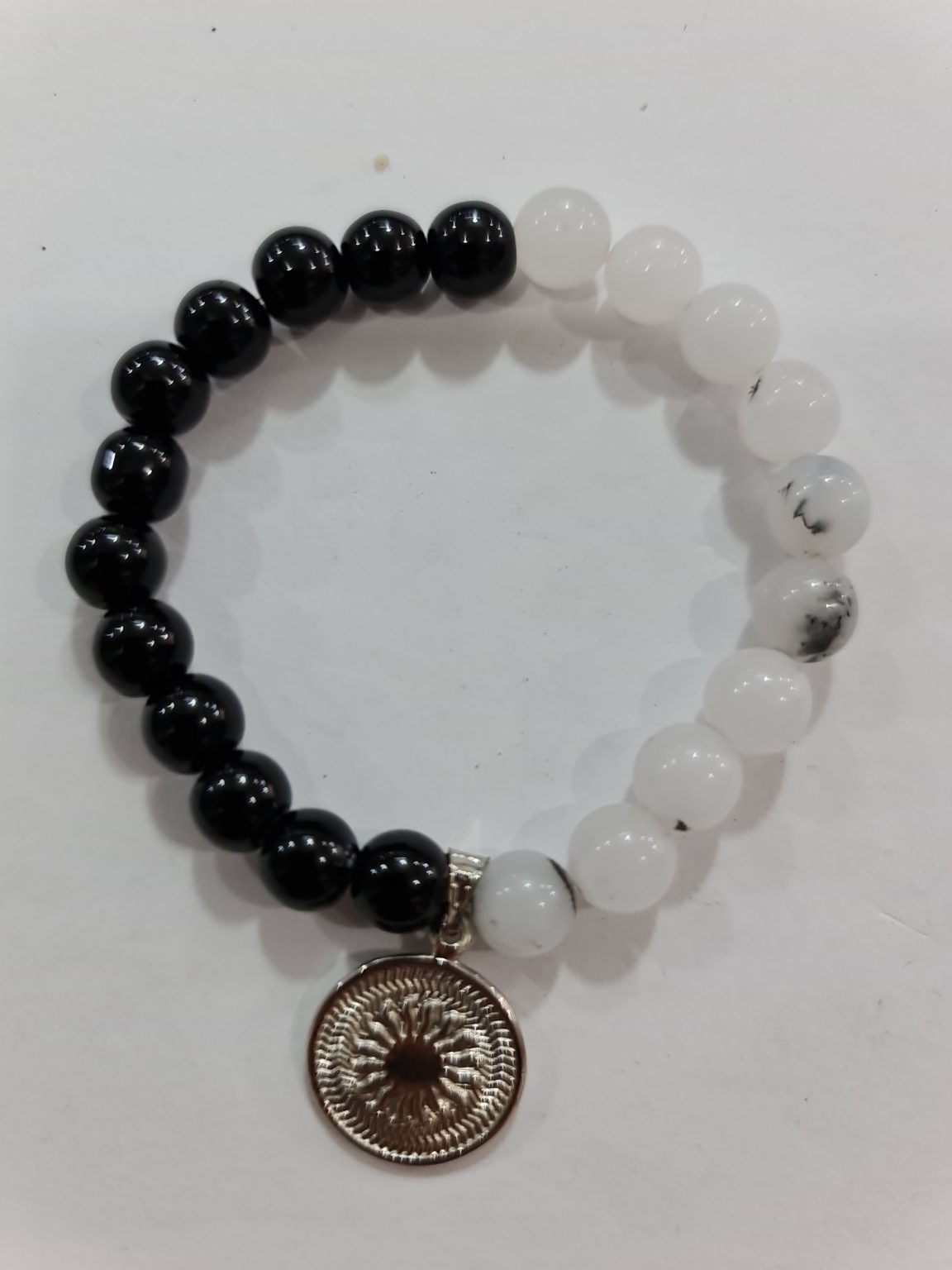 PULSERA DE CUARZO OBSIDIANA Y CUARZO TURMALINA BLANCA CON DIJE DEL ENEGRAMA SOLAR DE PLATA